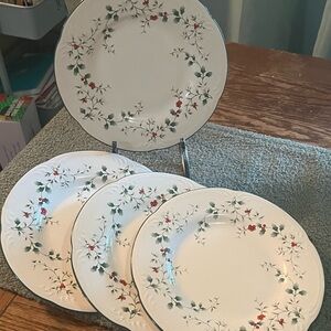 Pfaltzgraff Christmas Dinner Plates. White with Red and Green Accents, lot 4